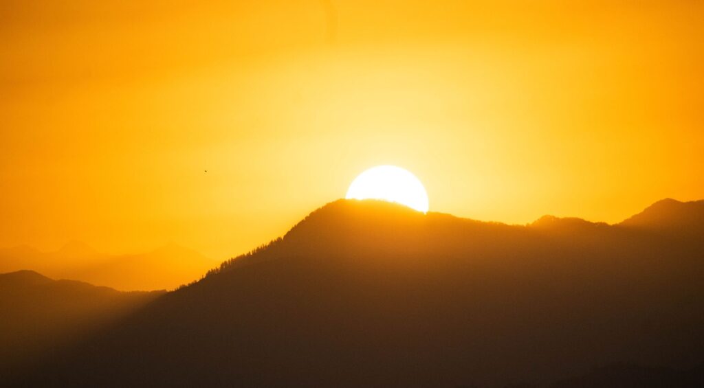 lever ou coucher de soleil sur un paysage de montagnes
