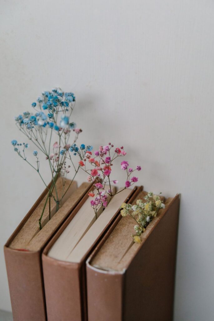 livres et fleurs séchées