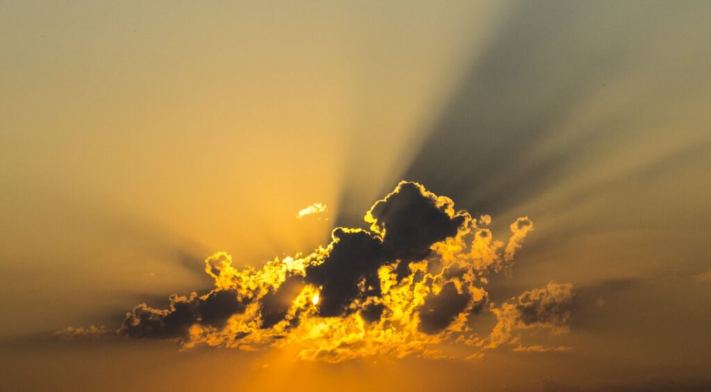 ciel orangé avec des nuages noirs